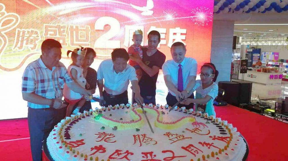 與顧客分享二周年店慶蛋糕、李俊攝.jpg